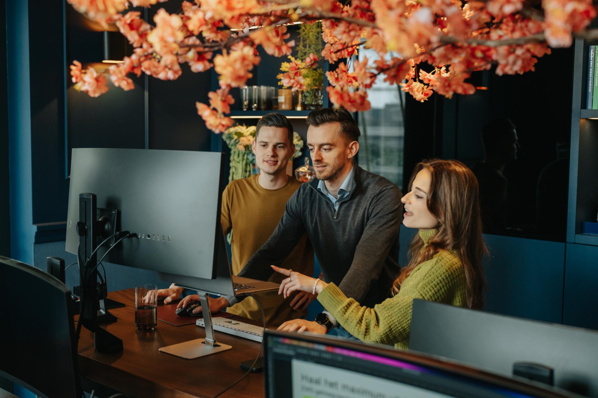 Creatief branding team werkt samen aan design en merkidentiteit