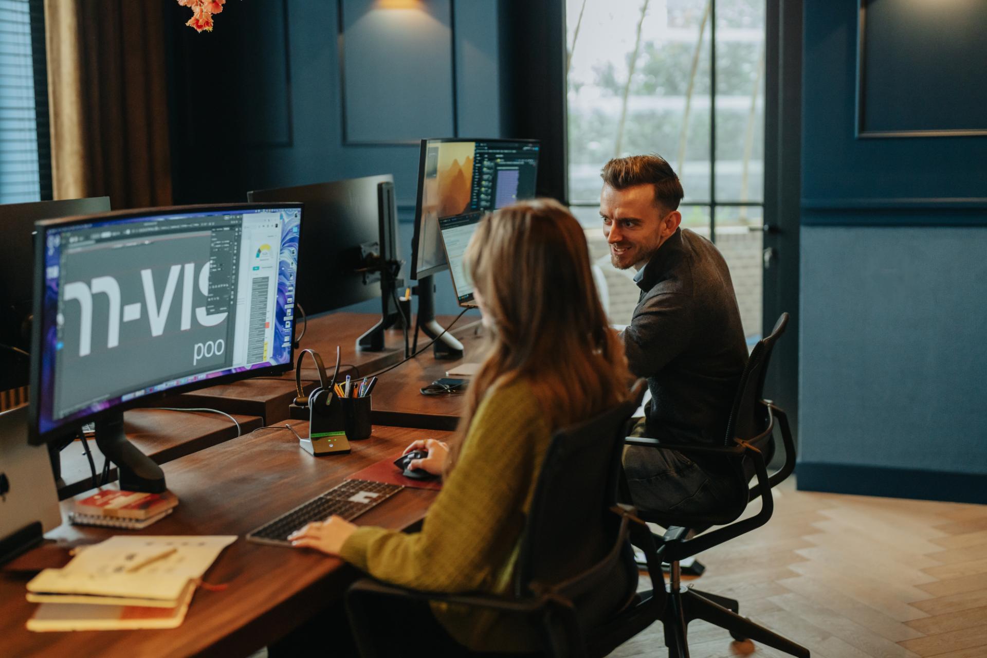 Branding design team bespreekt visuele identiteit op computer