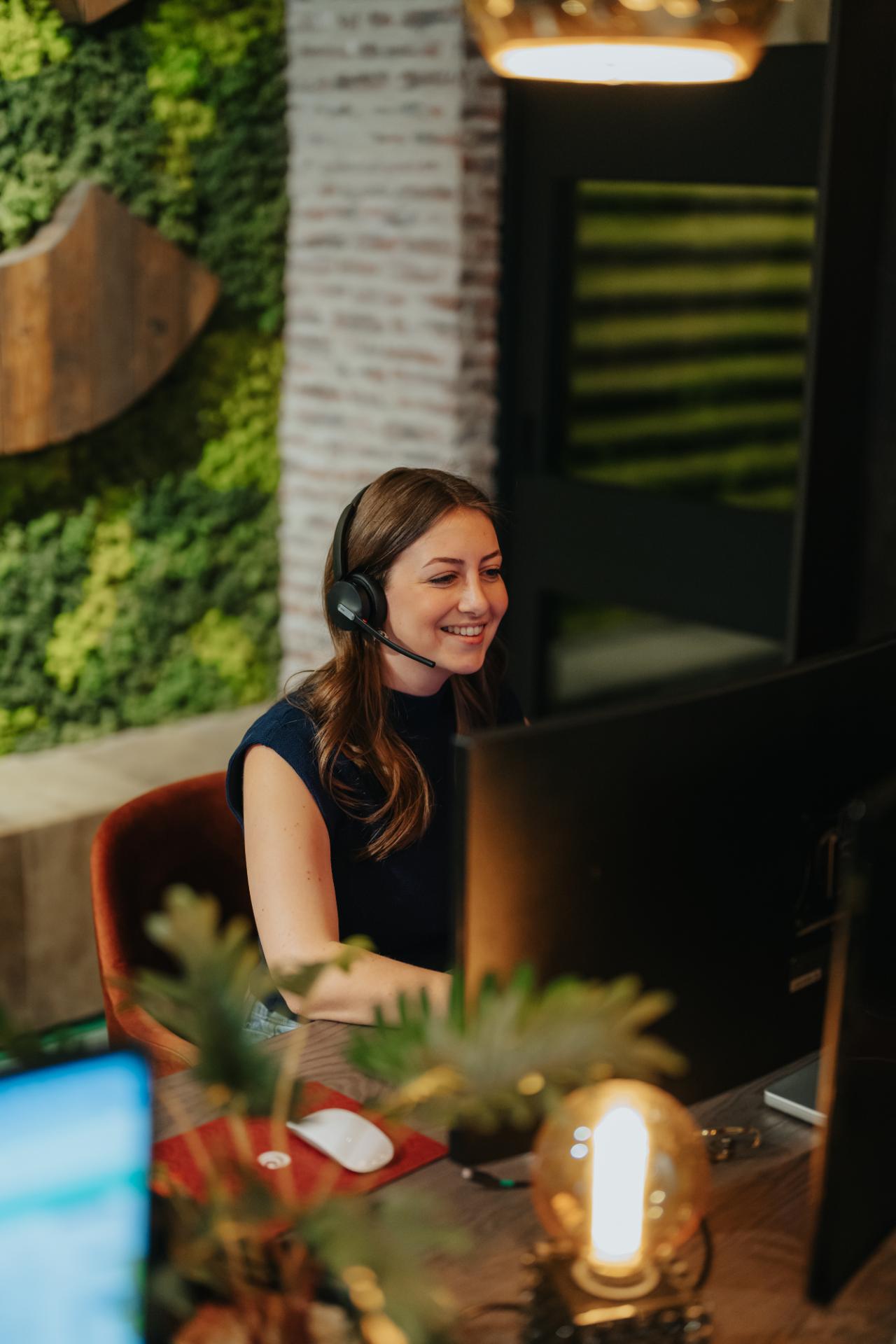 Medewerker van digital agency helpt klant via computer met marketing