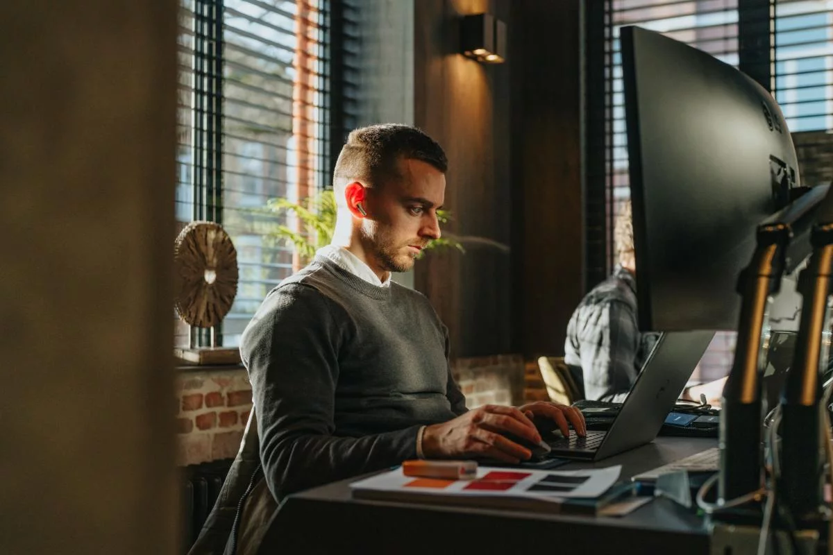 Marketeer werkt aan nieuwsbrief en email marketing op laptop