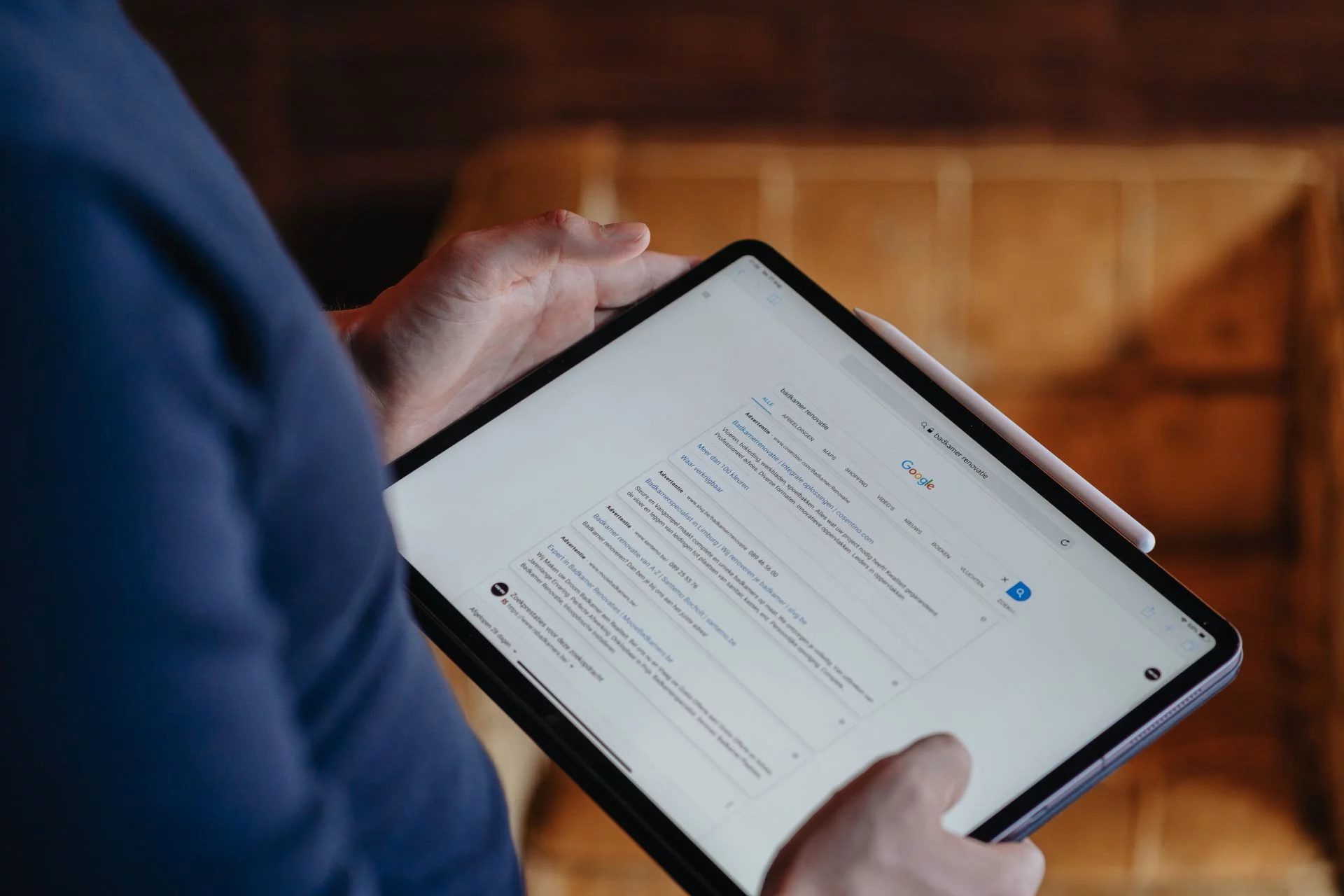 Tablet met zoekresultaten voor Google Ads en beter gevonden worden in Google