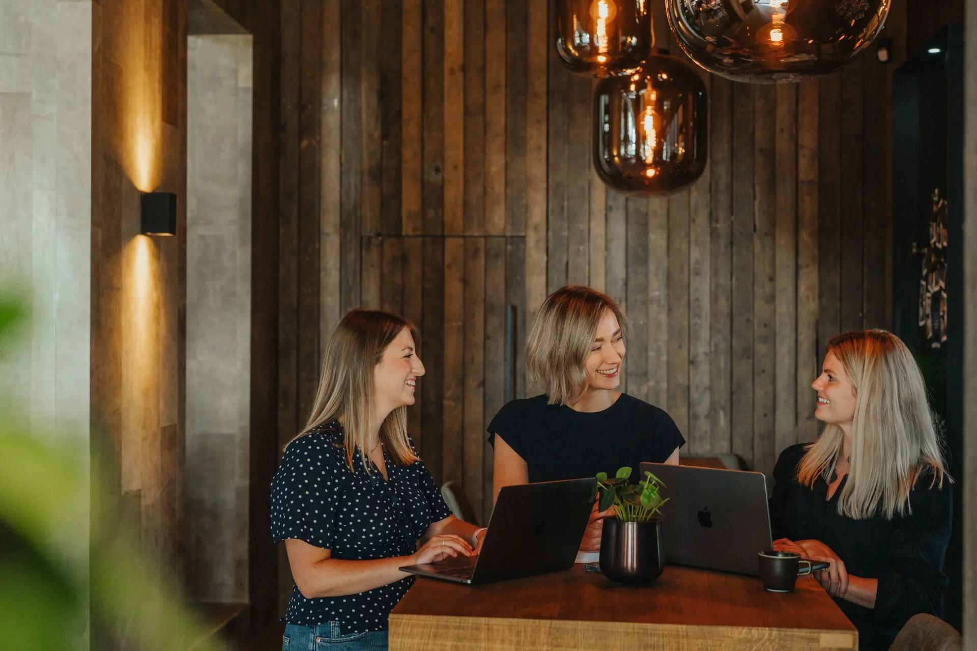 Collega's van Creatic lachen samen aan het werk in een high performance cultuur