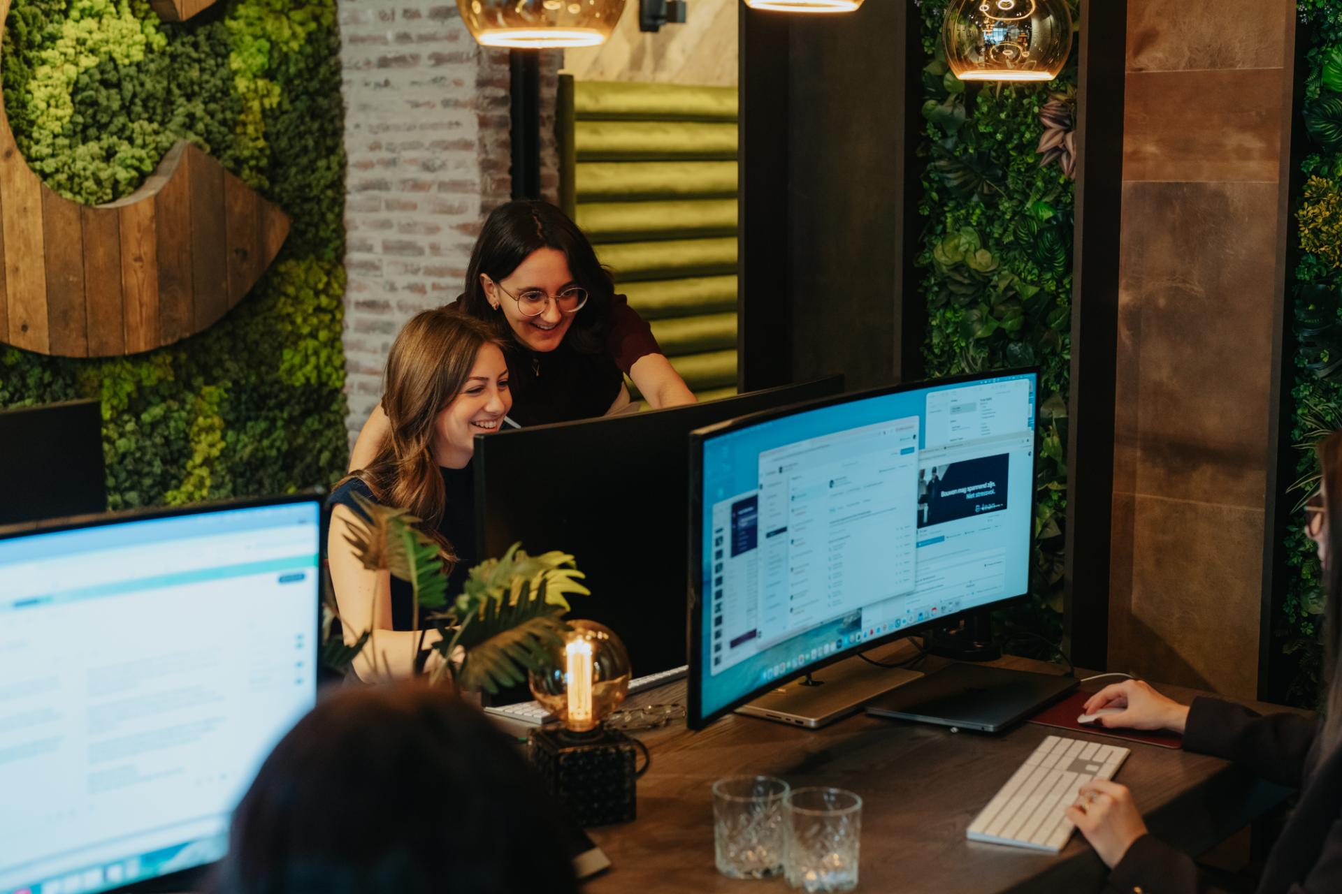 Team werkt samen aan online marketing en social media campagnes