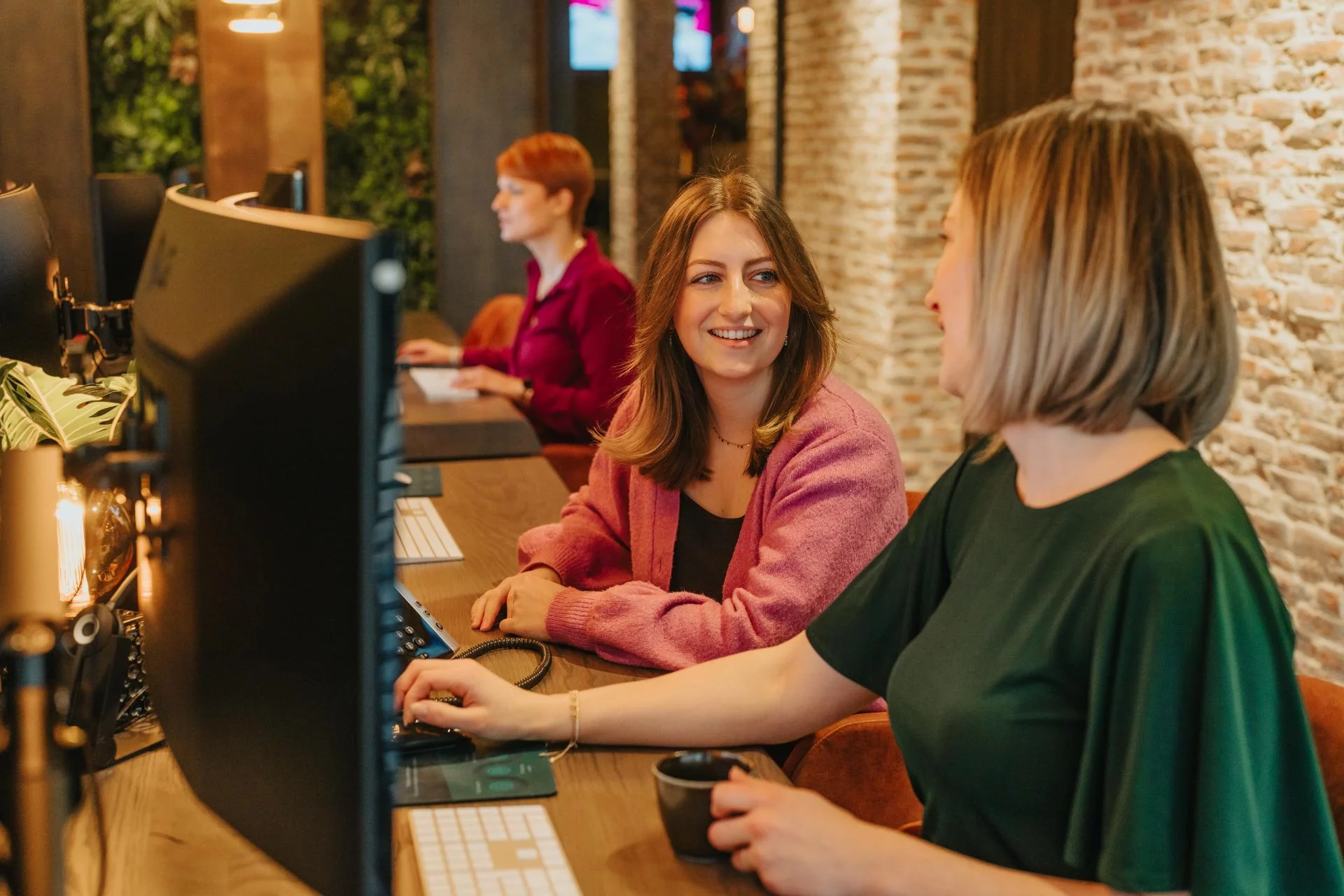 Marketingteam werkt samen aan SEO en GEO voor betere online resultaten