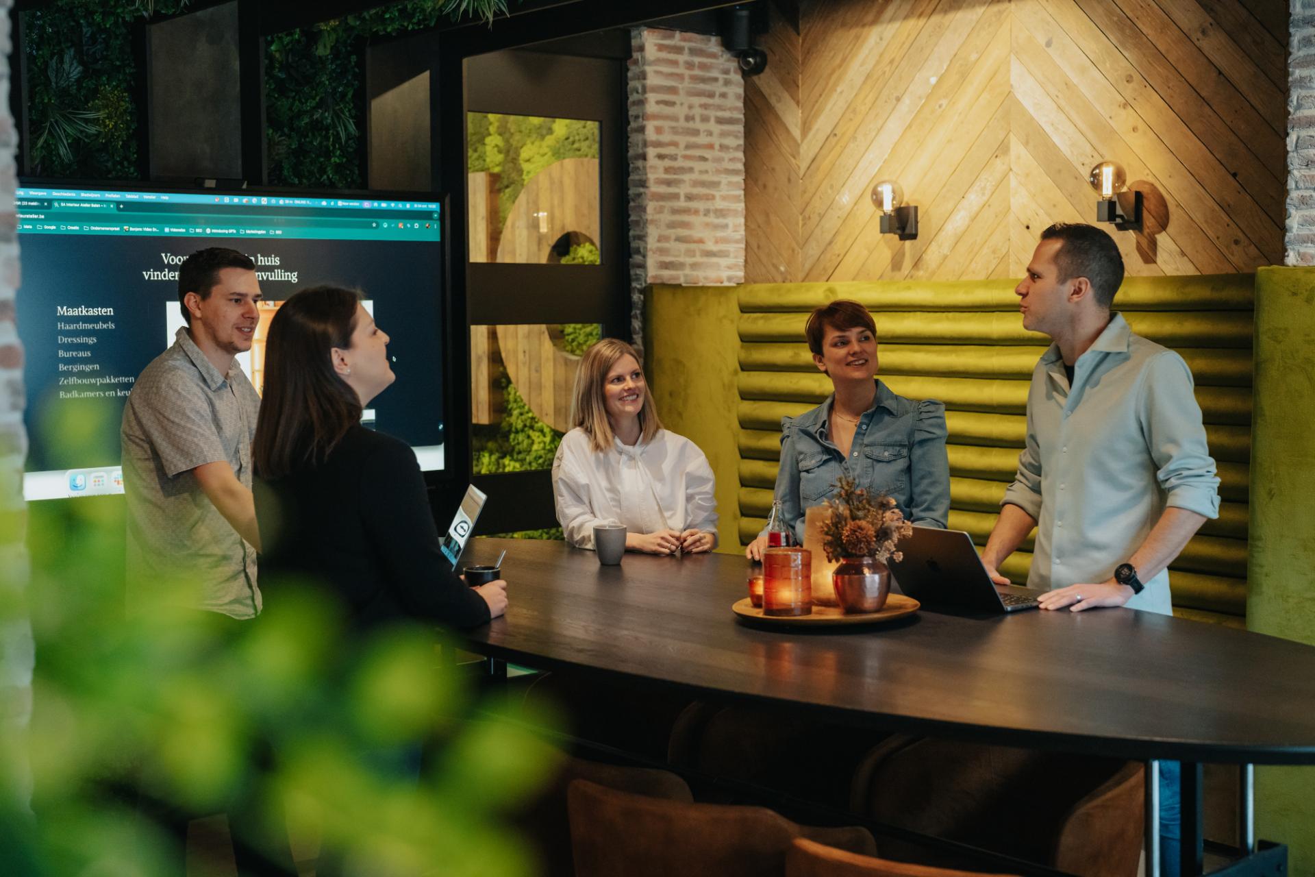 Team bespreekt strategie en samenwerking tijdens overleg op kantoor