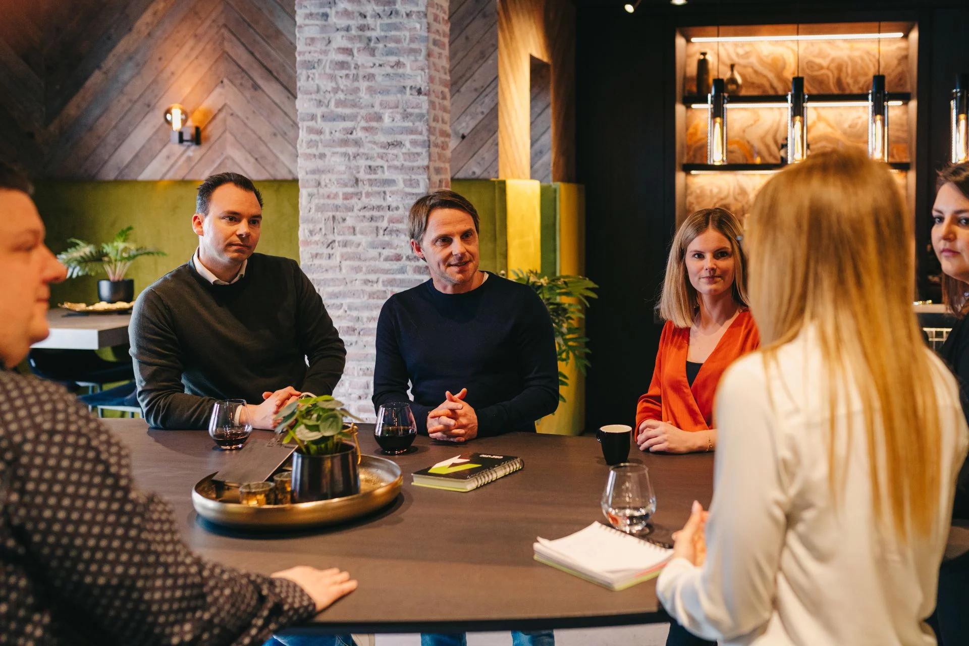 Teamoverleg over marketingstrategie voor kmo's bij Creatic