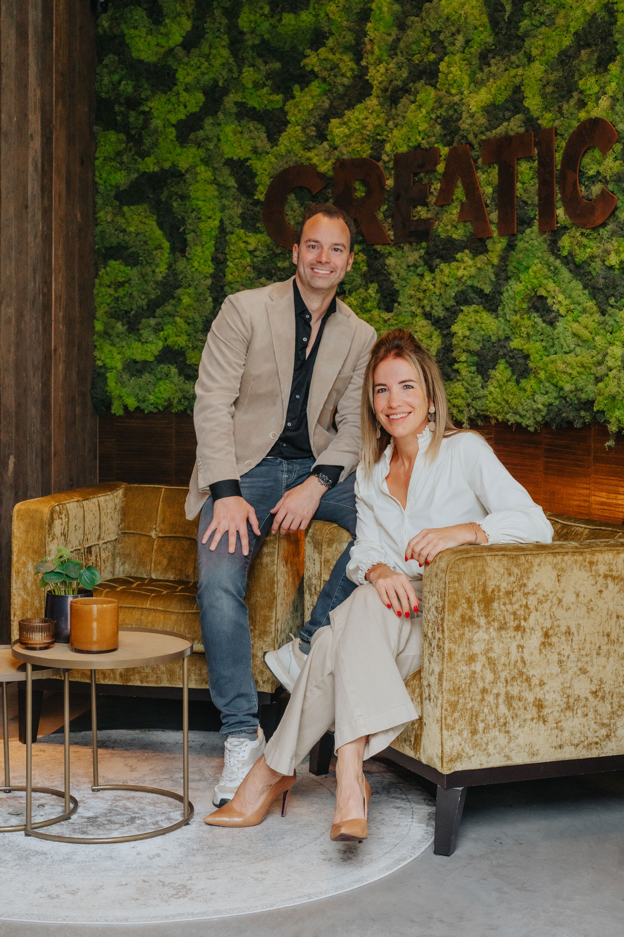 Rob En Babette Van Creatic Marketingbureau Op De Bank In Hun Kantoor