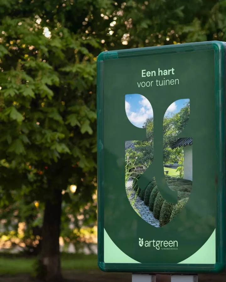 Artgreen-reclamezuil in een tuin