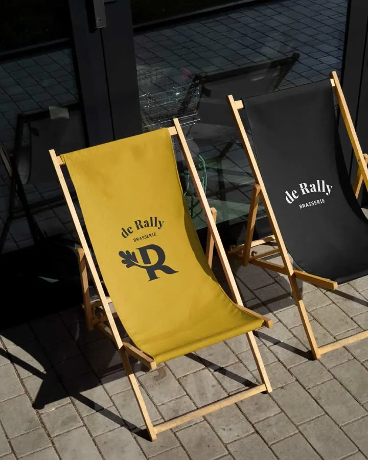 Strandstoelen met het logo van De Rally