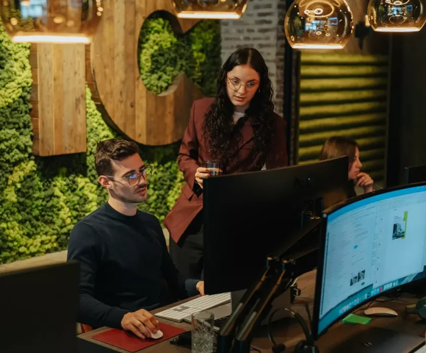 Collega's aan het werk bij Creatic